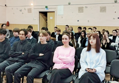 Полицейские Ягоднинского округа проводят патриотические и профориентационные встречи со школьниками
