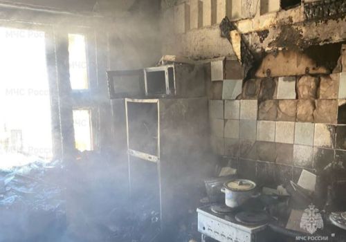 Квартира с тремя детьми внутри загорелась с утра в колымском поселке