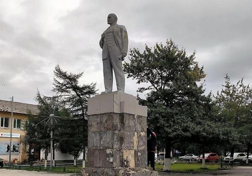 Памятник Ленину отремонтируют в центре колымского поселка Ола