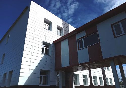 Новые окна и фасад получила колымская школа в Тахтоямске к своему 80-летию