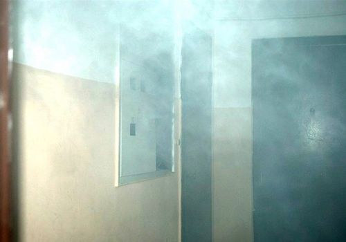 Колымчанин чуть не задохнулся дымом на последнем этаже общежития в Эвенске