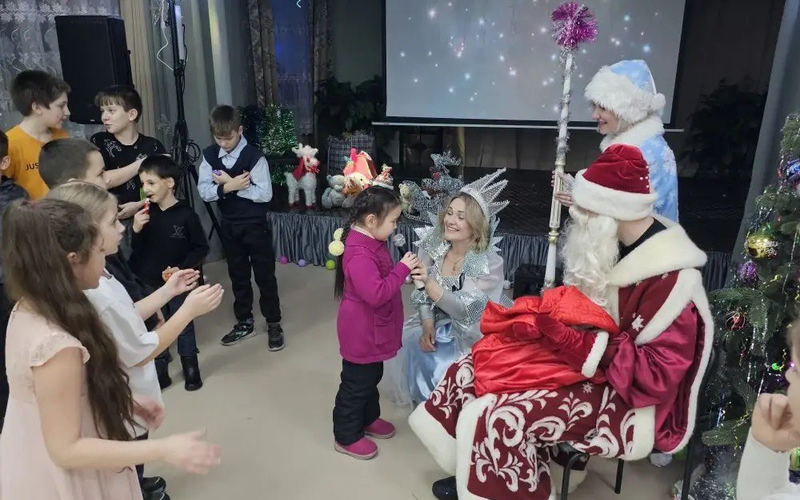 Магия заснеженных дорог. Творческий десант из Ягодного подарил Оротукану зимнюю сказку