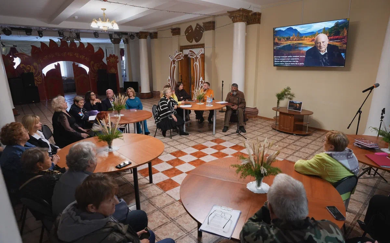 В Ягодном открыт памятный знак Анатолию Суздальцеву