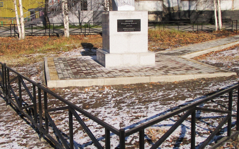 В центре, на главной улице…