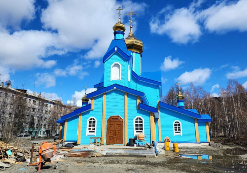 В первой половине мая в Ягодном установили главный крест на главный купол храма Иверской иконы Божией Матери